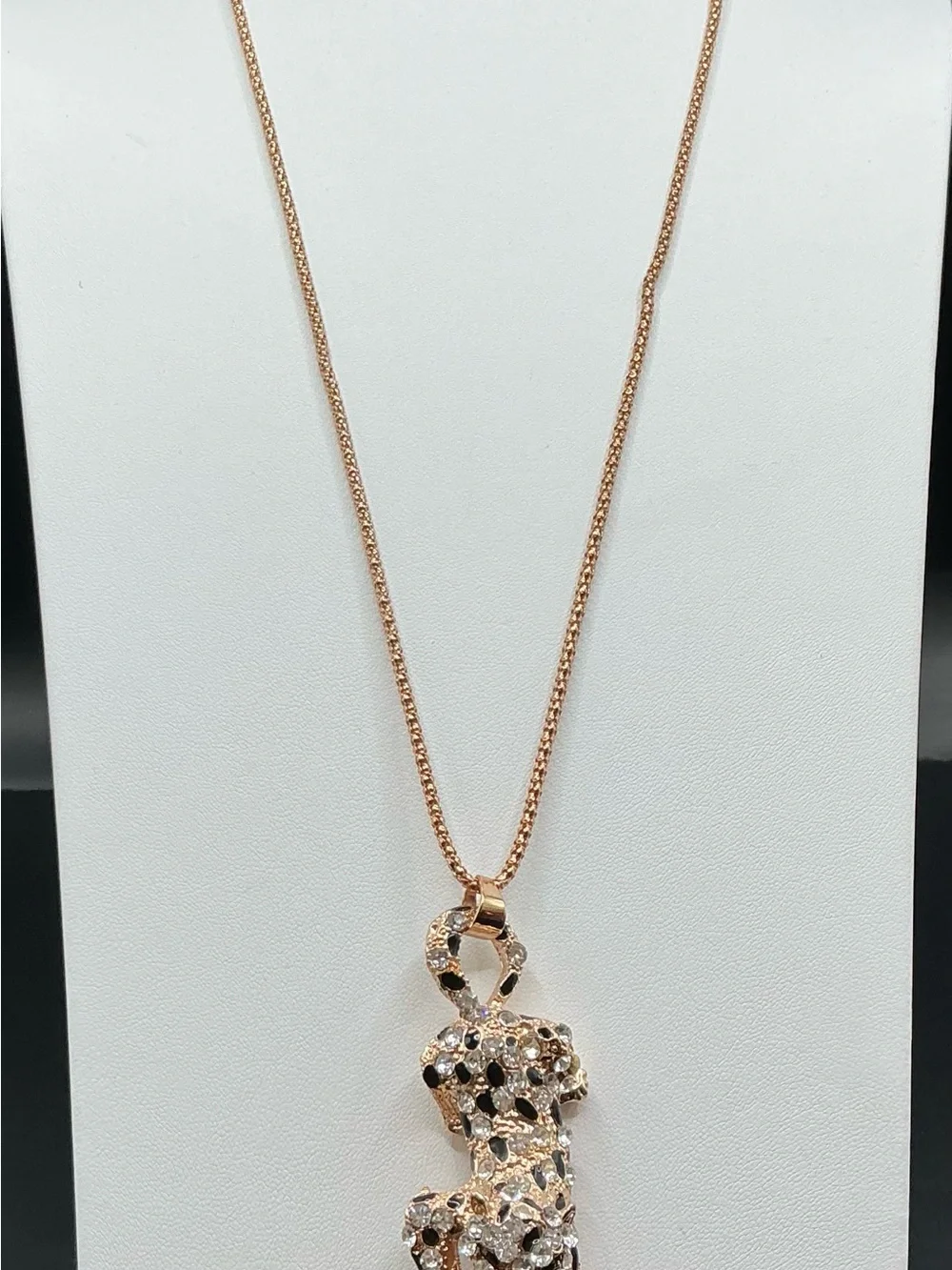 GOLD TONE CRYSTAL RHINESTONE LARGE CRAWLING LEOPARD PENDANT NECKLACE